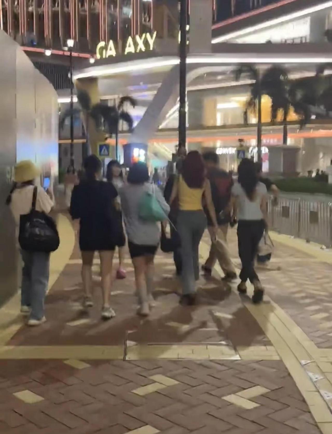 申有娜穿牛仔裤的路人视角！申有娜牛仔裤每个动作都是用汗水换来的哪里都是舞