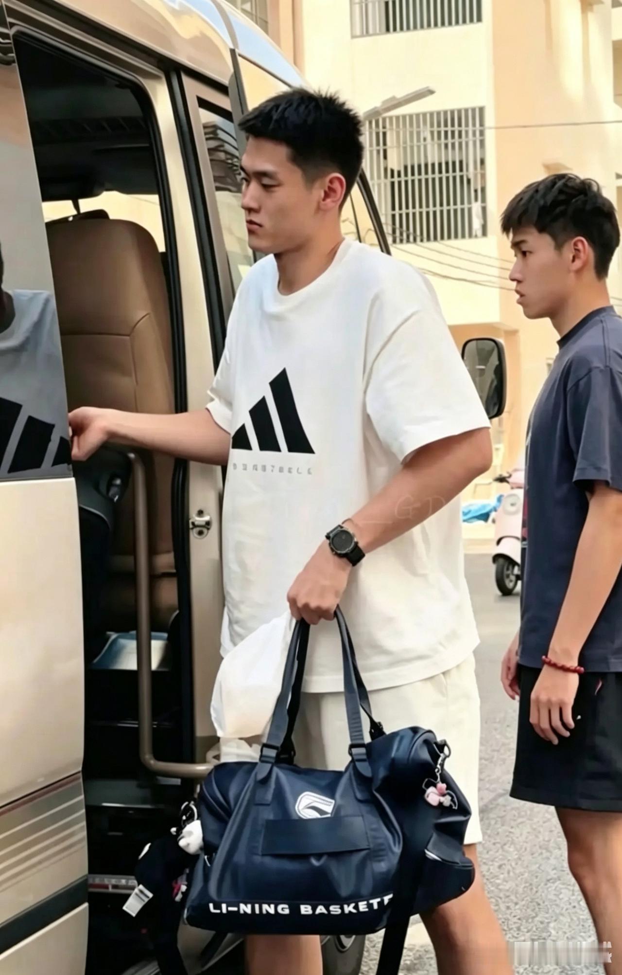 广东宏远U21功勋们归队！昨天，刚打完U21的杨溢，王洪泽，陈家政从四川回到