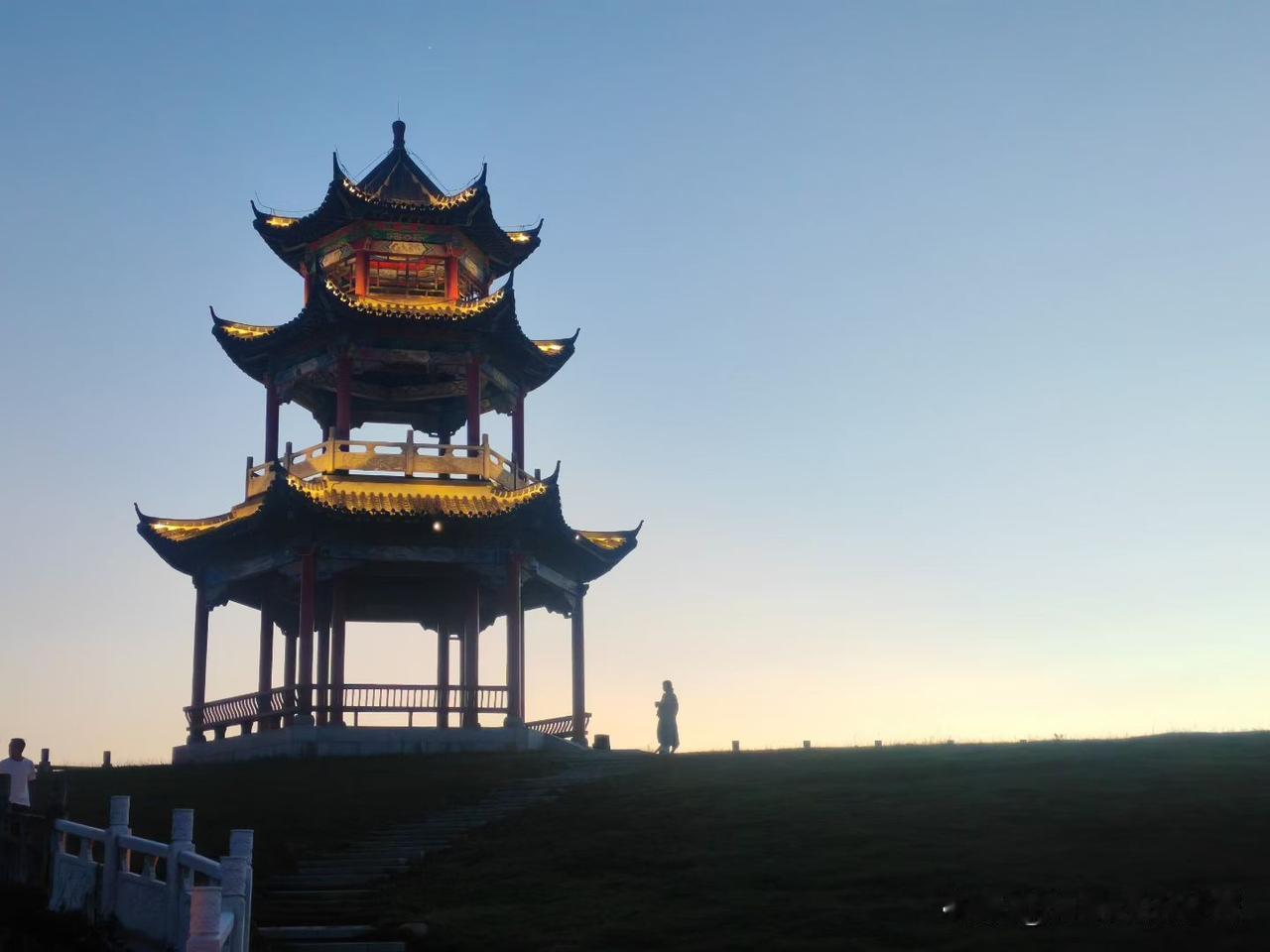 没文化多可怕？前阵子去杭州旅游，走到“岳母刺字”雕像前，听到一个男子说：“也就