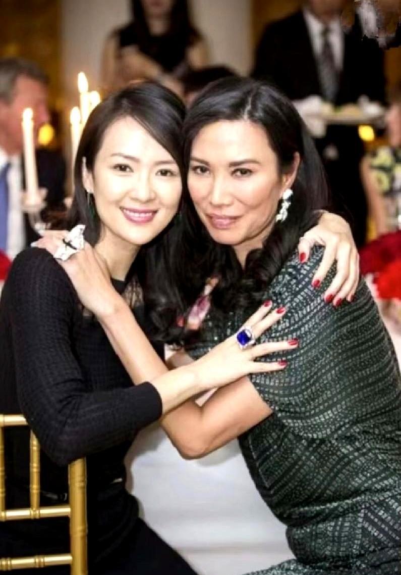 你以为邓文迪是章子怡的好闺蜜，手把手把她送进好莱坞？结果电影临开拍，她一脚把章