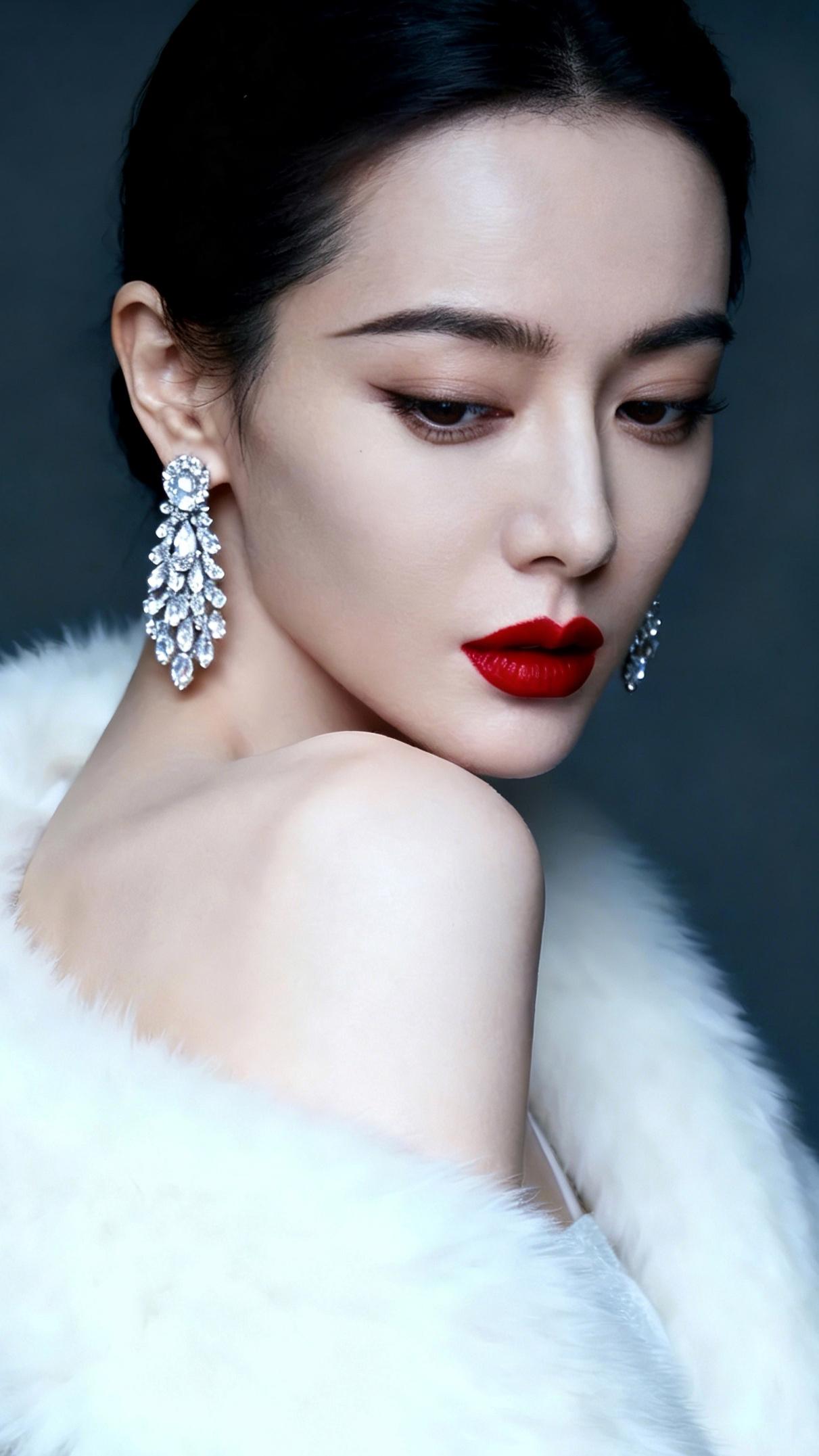 九帧同绘乌发盘髻仙。白绒披肩衬雪肌，多层钻石耳饰耀金辉，红唇明眸含情，眉眼低垂浅