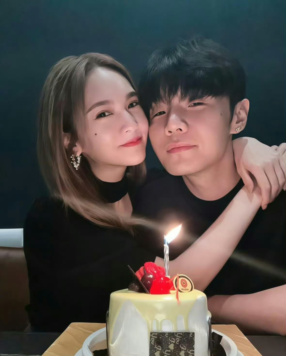 杨丞琳给李荣浩做舒芙蕾，翻车了。李荣浩的回应是：“依然美味。”就这四个字，评论区直接炸了。我跟你们讲