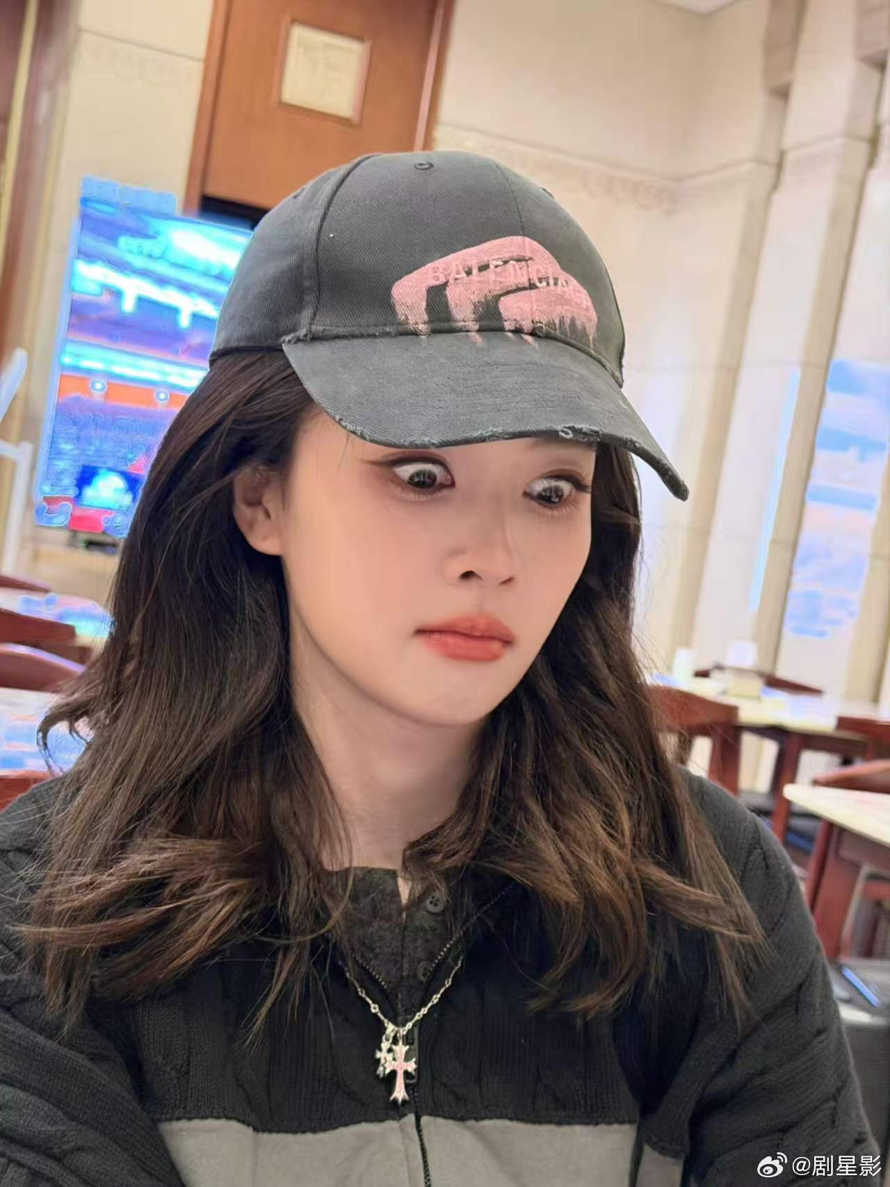 白鹿被什么吓到了真的好想知道白鹿被什么东西吓到了。眼睛瞪得像铜铃的，这个表情包