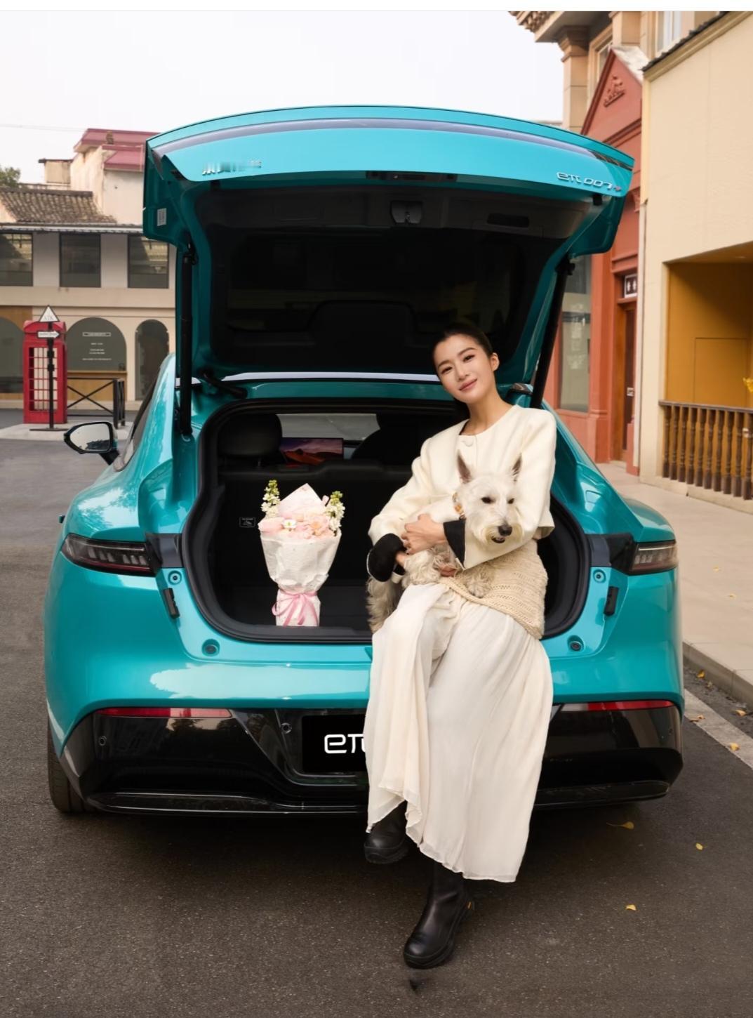 第一次感觉蓝色的车这么好看。