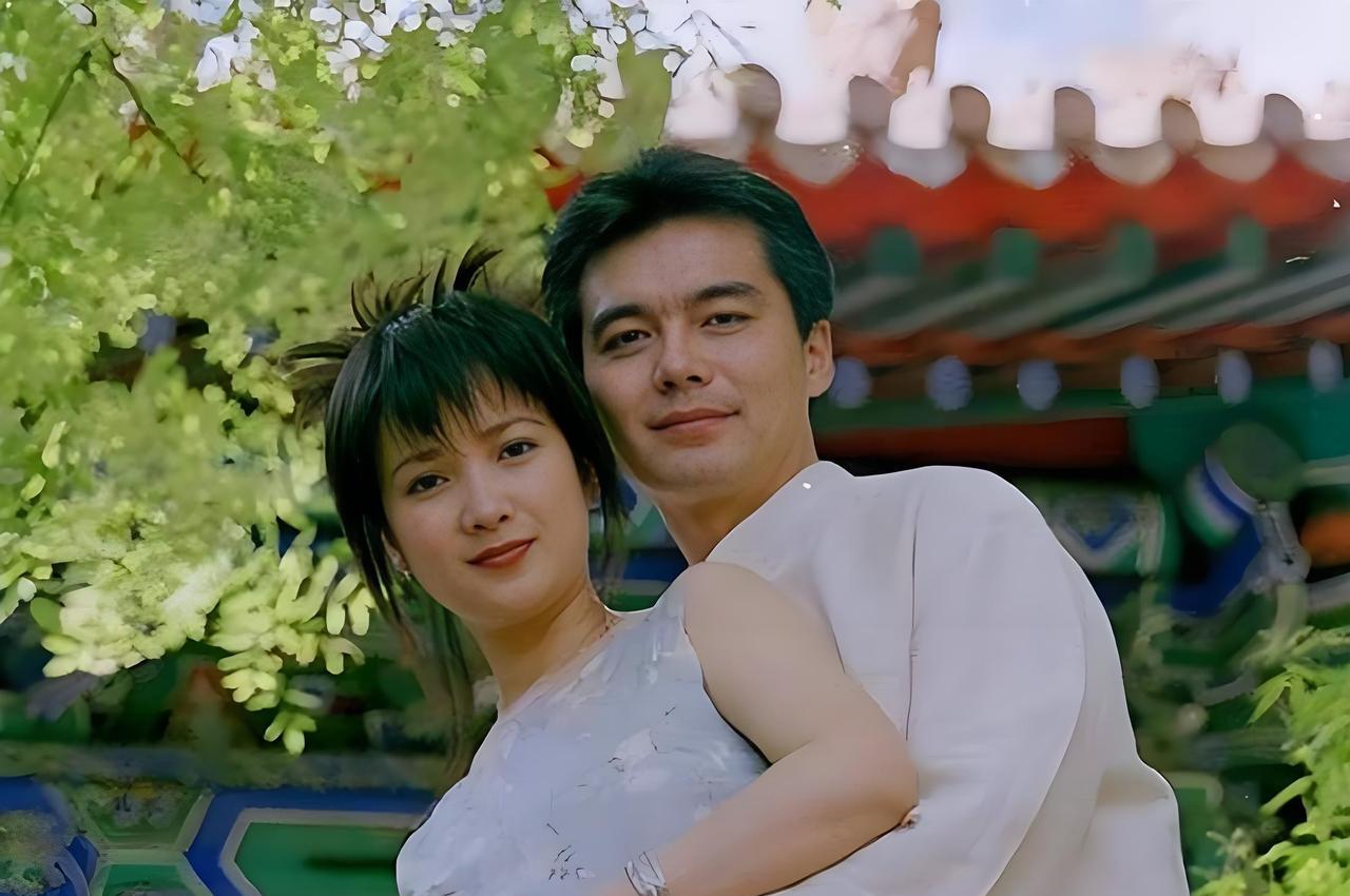 你盯着屏幕找许亚军的那天，他正跪在墓前放下妻子最爱的鲜花。全网误认戴口罩帽子的