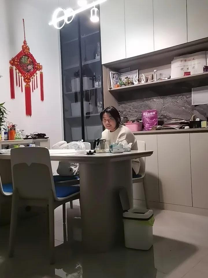 初二的学生。作业每天必背一篇英语课文。个人以为，真没什么必要。但是，不敢劝