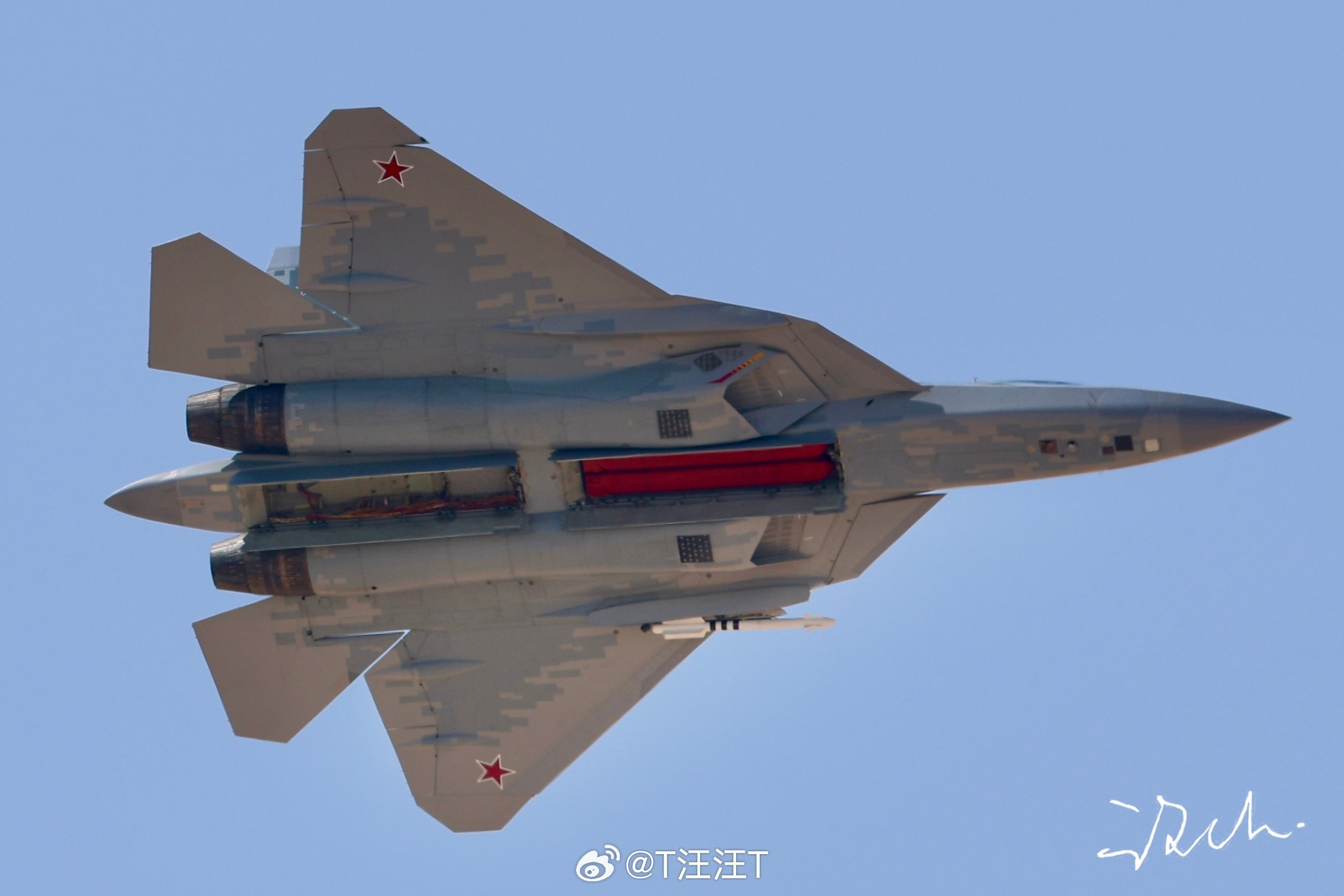 Su-57首见开启后弹舱，前后弹舱和侧夹仓全部展开​​​[并不简单]就是不知道
