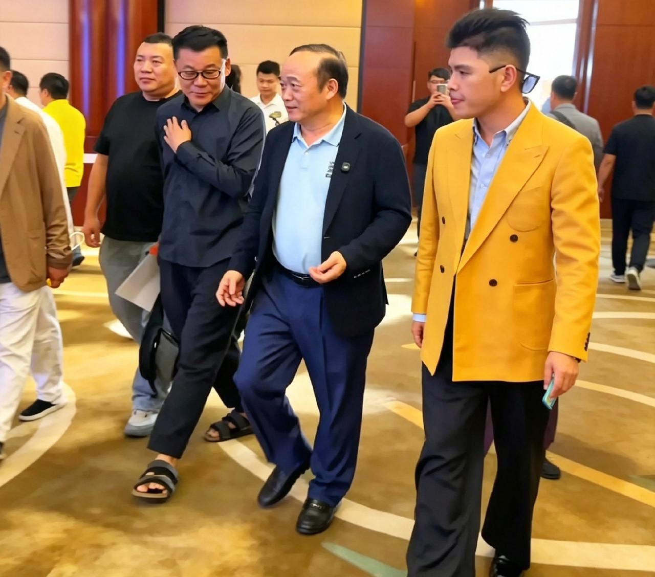 兰世立、李国庆同框，旁边还跟着个穿黄西装的。老兰走中间气场挺足，老李踩着拖鞋就来