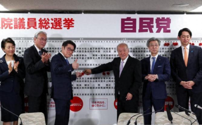 日本变天了，彻彻底底地变了！就在今天凌晨，野田佳彦不得不低下他那颗曾经高傲的头颅