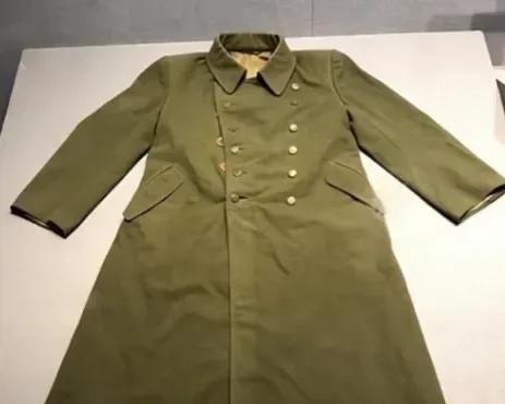 1939年，八路军营长缴获一件日军大衣，觉得材质不错，便送给杨成武，谁料，杨成武