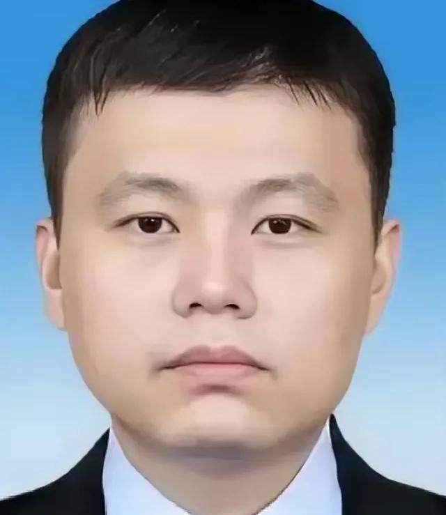 广东顺德海关的一名普通公务员晚上回到家，悄悄对妻子说：老婆，我的银行卡上多了41