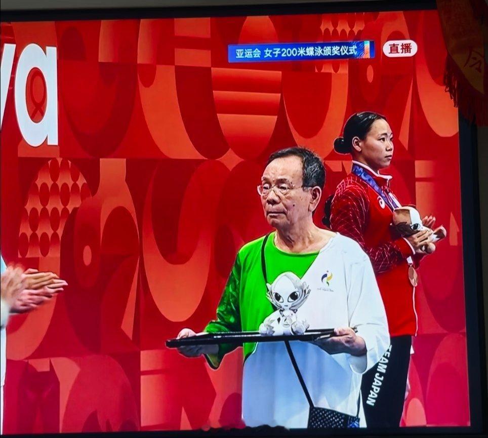 没有礼仪小姐了！现在我信日本老龄化有多严重了，亚运会颁奖志愿者中，有不少头发花白