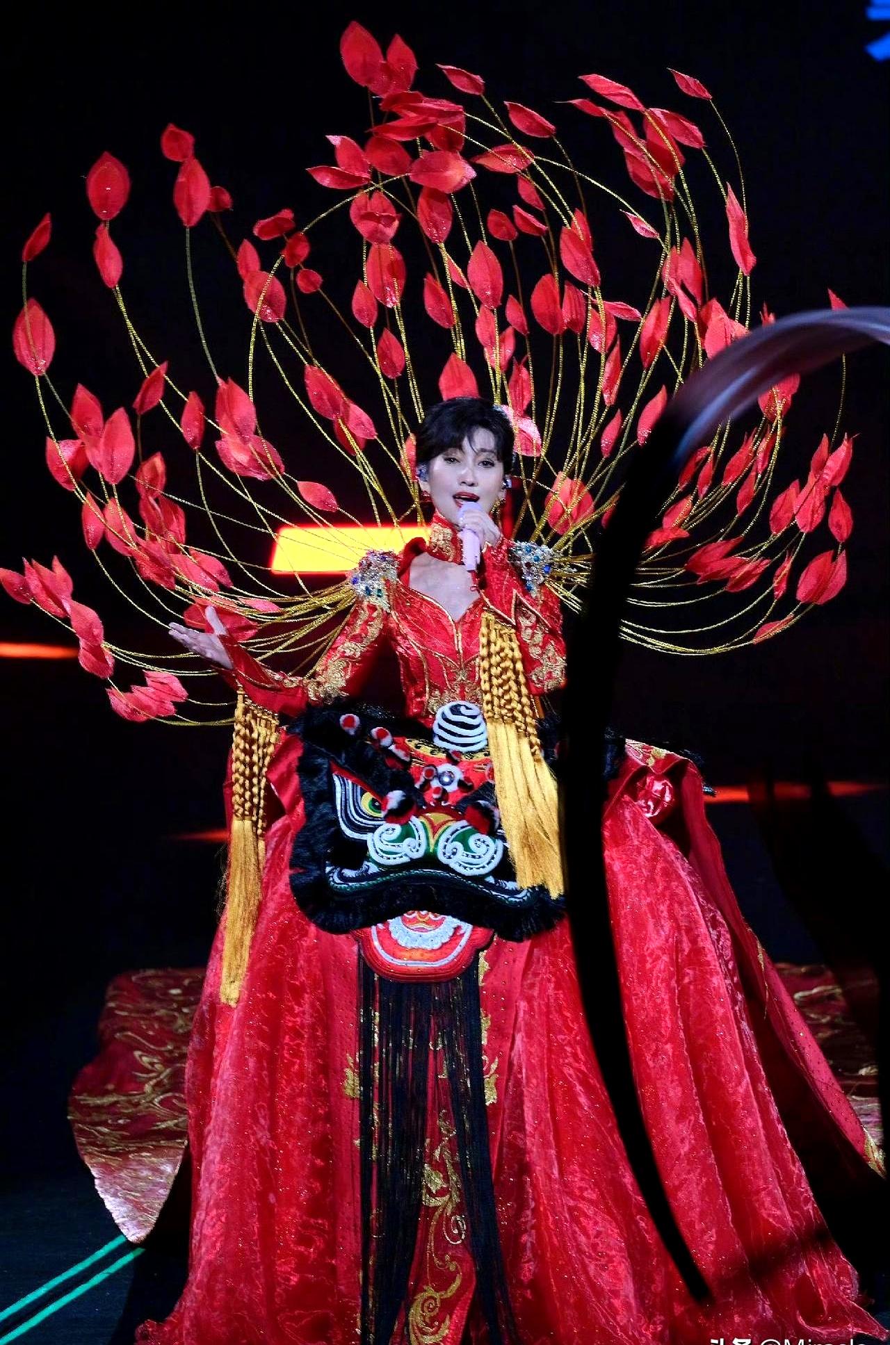 72岁还要扛着十几斤重的礼服到处跑商演，赵雅芝这到底是“缺钱”还是“拼命”？