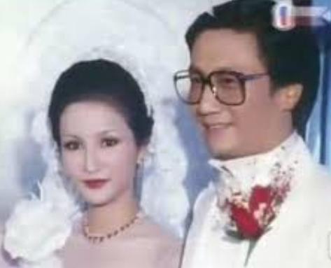 万万没想到谢贤欠下1600万赌债，竟然是妻子狄波拉求赌王何鸿燊帮忙免除的。如