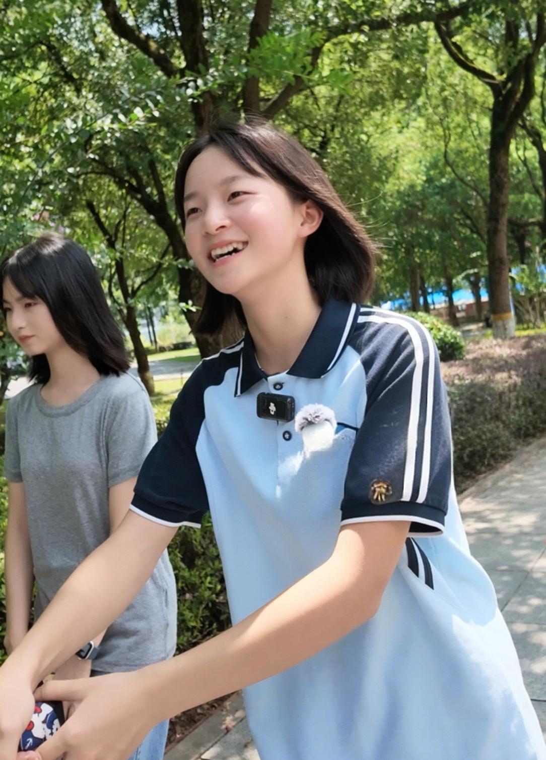 这排面，真给看热血了。广西女孩考上国防大学，家里二话不说，直接出动20多口人