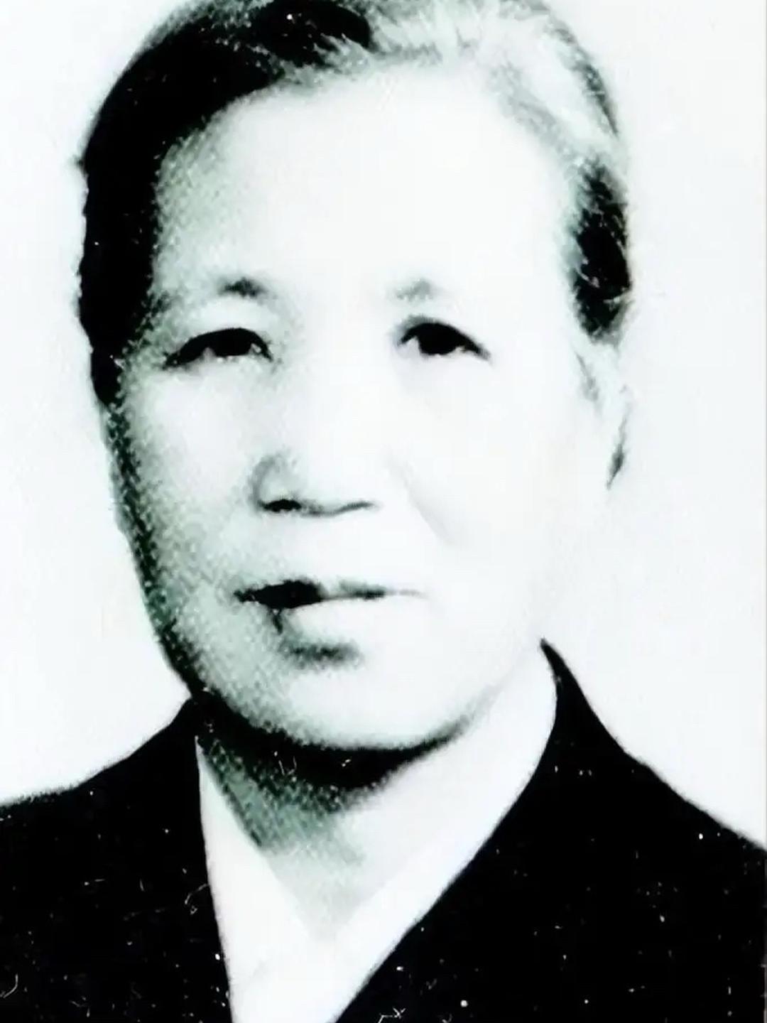 1929年深夜，青岛一间民房里，地下党员丁惟尊正和叛徒王复元密谋。他已叛变投敌，