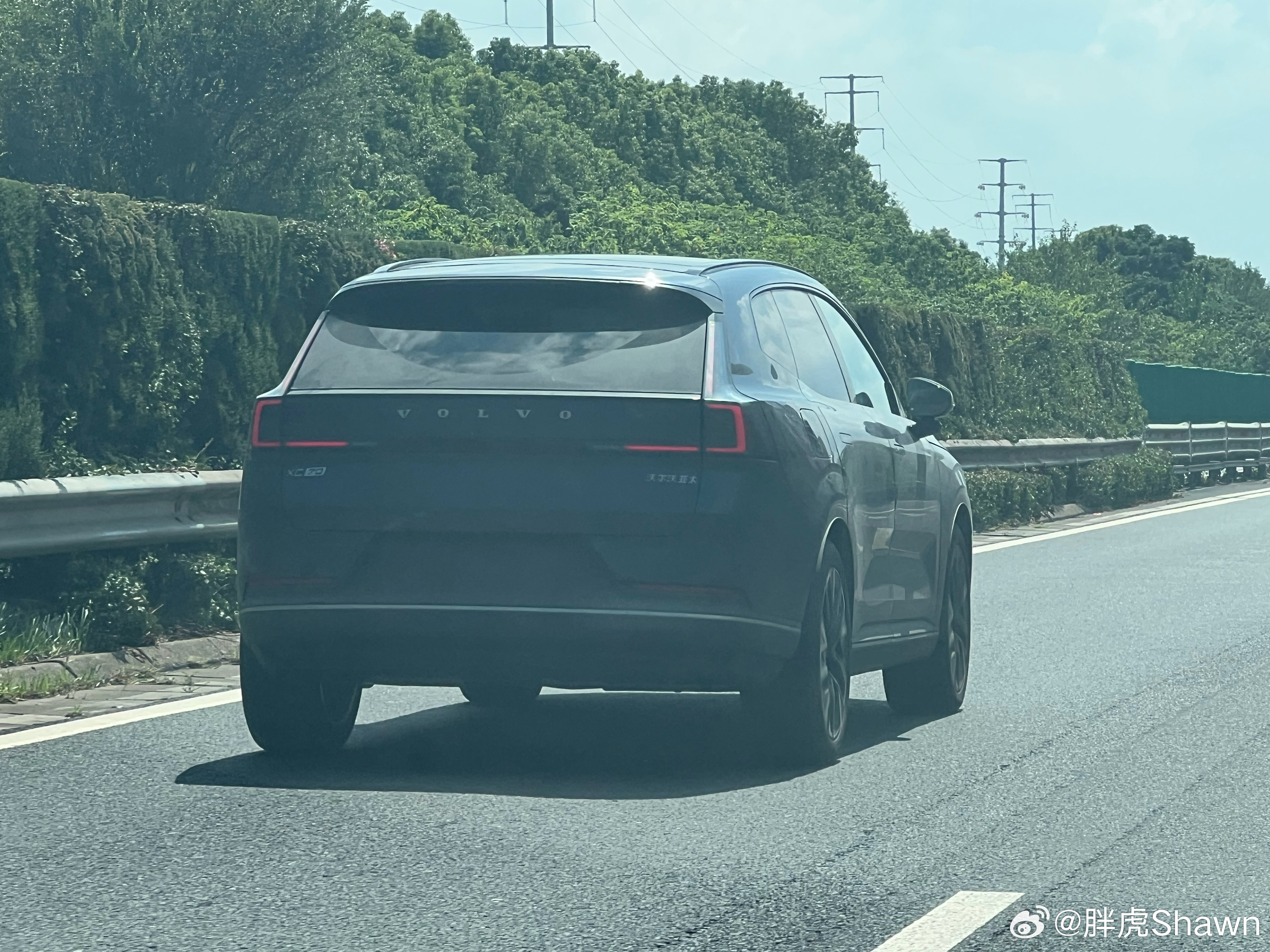 路遇XC70，这个颜色的外观看上去很低调，凑近了才发现是马上上市的XC70兄弟们