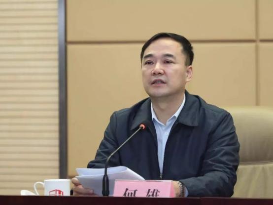 从城建技术员到办公厅主任，果然是“飞的越高”，摔的越惨。8月20日，