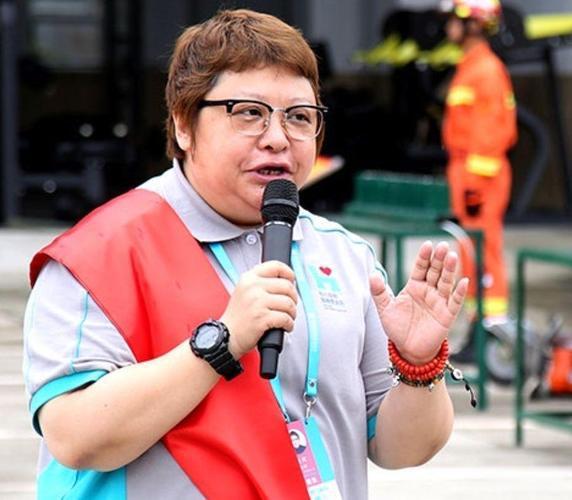 你捐的钱被都拿去发工资了？2026年7月，韩红基金会一份年报直接炸了锅。86名员