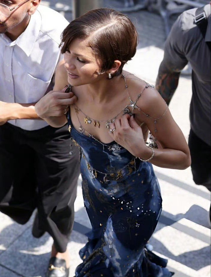 Zendaya×蜘蛛侠：崭新之日伦敦首映红毯造型inJohnGallia