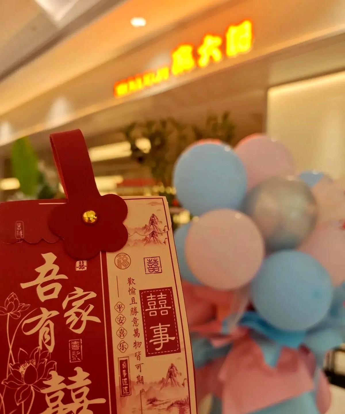 麻六记多地门店为顾客派发喜糖，本意是想让大家沾沾喜气。其实选喜糖这事儿吧，关键