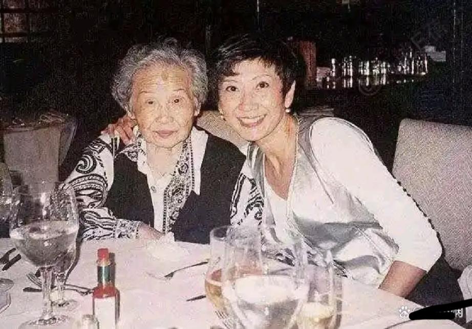 施南生和妈妈长的很像，尤其那眉眼一样的精致有神采。有其母必有其女。施南生的妈