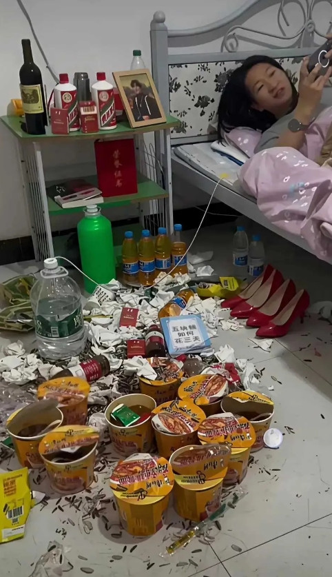 她是如何做到这么精致又凌乱的？