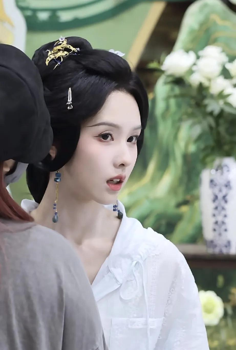 陈都灵真的是天选古人，这也太漂亮了，以至于很多人忽略了她穿的是防晒衣。#陈都灵#