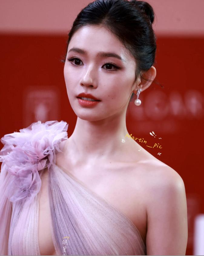 林允上海电影节红毯造型美呆了。林允上海电影节红毯造型美呆了，29岁的她...