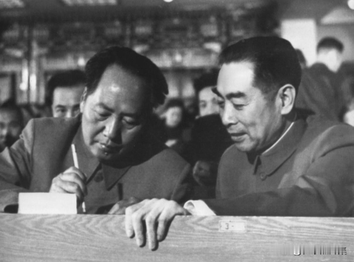1954年9月27日，毛泽东主席和周恩来总理在怀仁堂举行的第一届全国人民代表大会