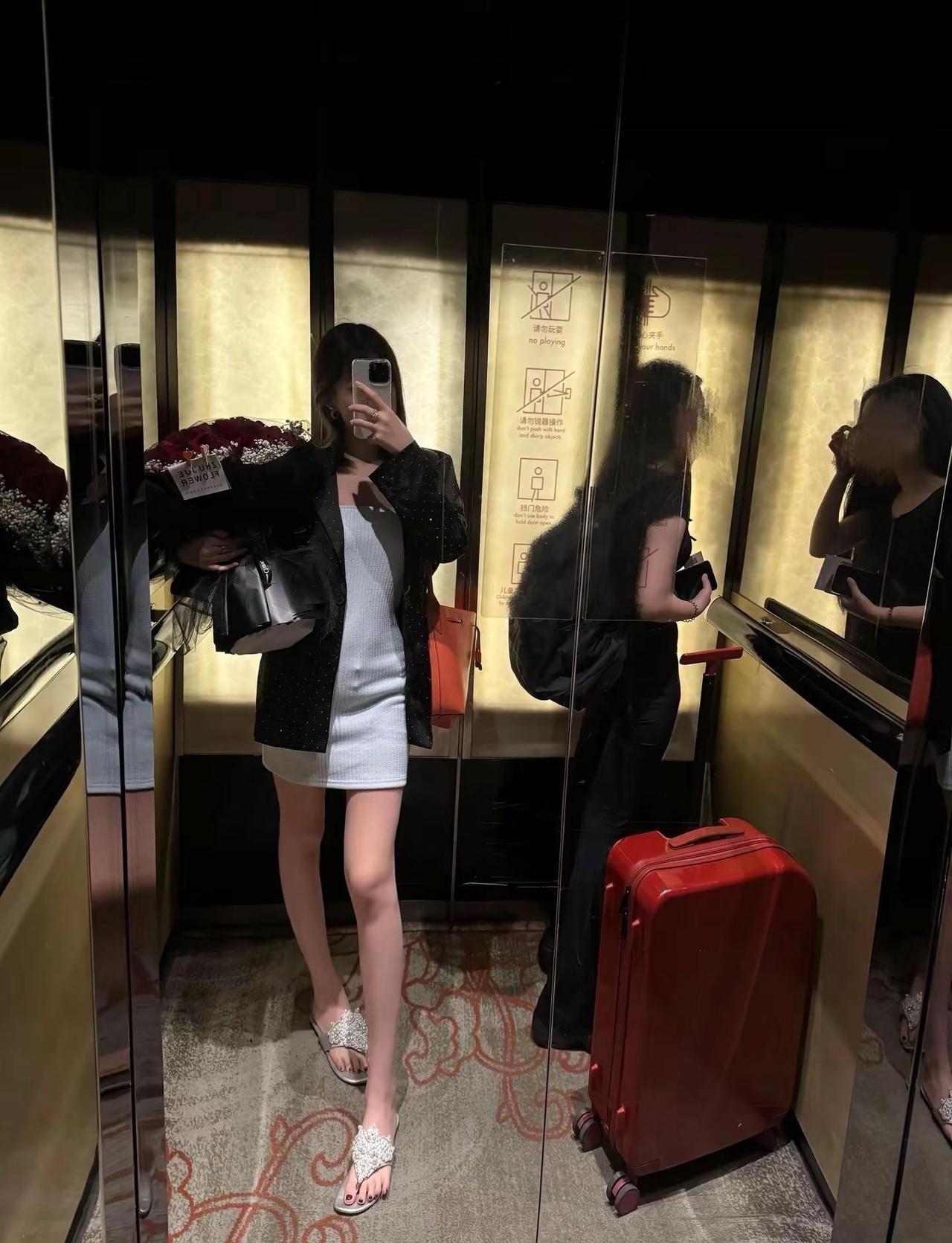 我们活在浩瀚的宇宙里漫天飘洒的宇宙尘埃和星河光尘我们是比这些还要渺小的存在小