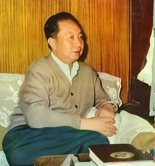 1976年10月的关键行动前，华主席和叶剑英元帅十分信任北京市委书记吴德。吴德当