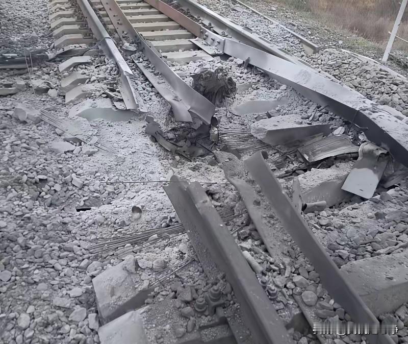 有人一直在质疑俄军早干什么去了。为什么直到今年才对乌克兰的铁路系统进行大规模的袭