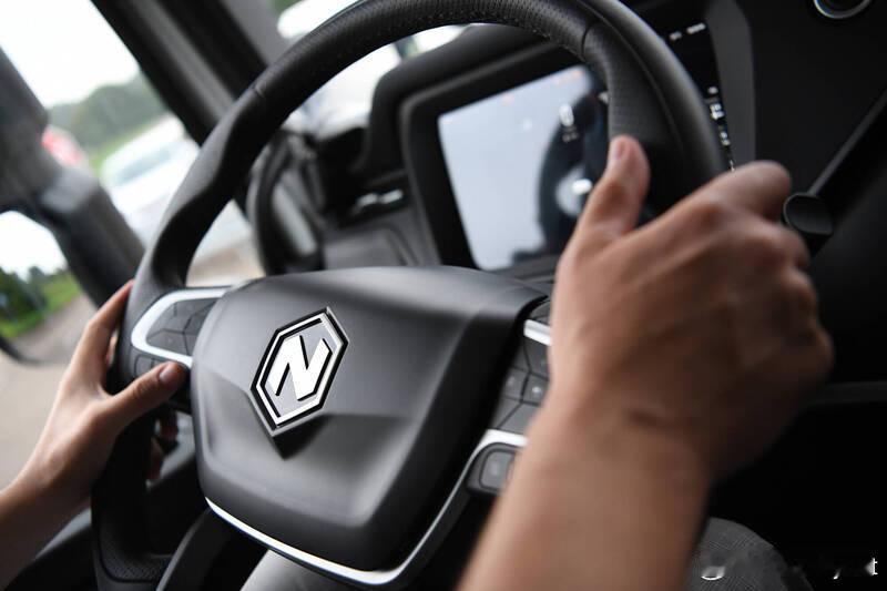 【“10点10分”握法早已过时！日本专家教你正确驾驶姿势开长途更安全也不易疲劳