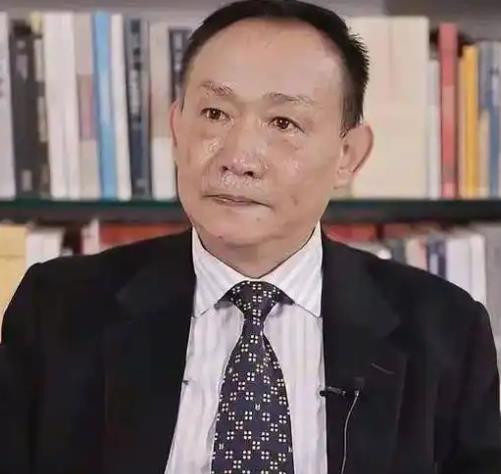 卢麒元教授近日称：美国对中国已经构不成威胁了，美军对中国是没有意义的，美国唯一可