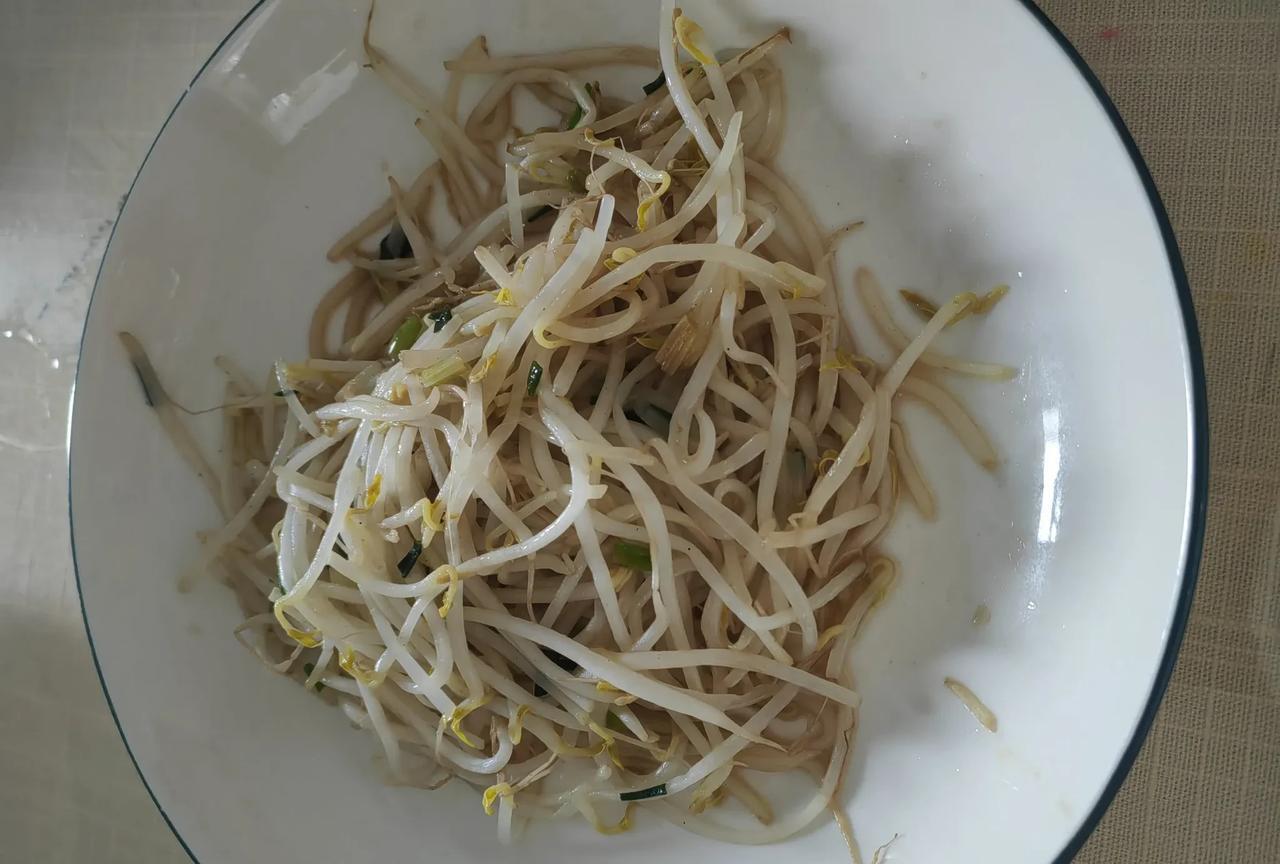 一个人的晚餐。最近先生总是加班，我一个人吃晚餐，真的是不想做，尤其是天气热，也