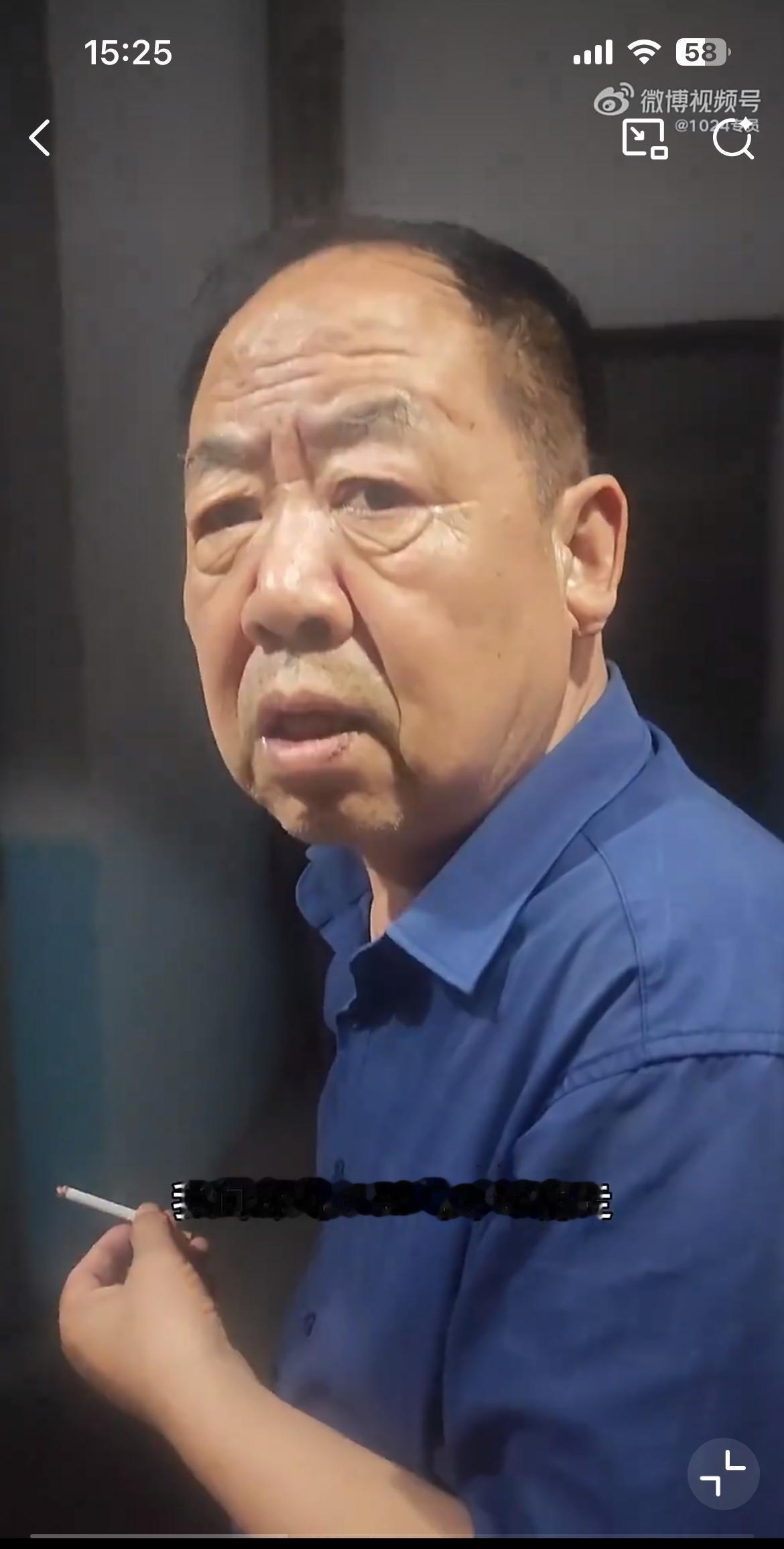 一外卖小哥送单要超时，却遇到这个老头卡住电梯门不让走，外卖员急忙解释说他的单要超
