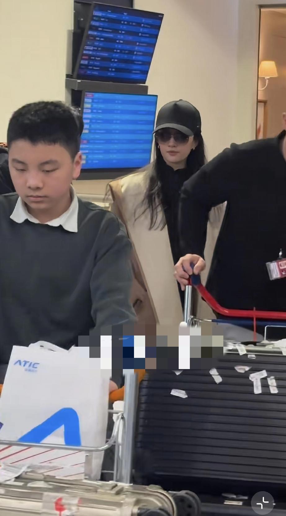 刘亦菲到达巴黎，路人镜头下胖了不少，没有仙气飘飘了！3月9日，刘亦菲坐飞机抵