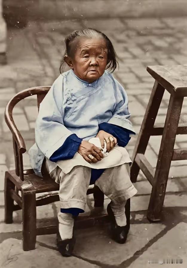 这个老太太的身材比较矮小，但是它的穿戴感觉还是很富有的，在那个年代，手上能够戴这