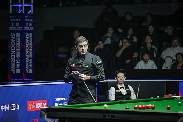奥沙利文帮吴宜泽复盘比赛 21日下午，在2026斯诺克世界公开赛第一场半决赛