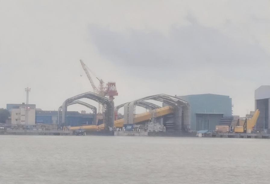 2018年4月7日，一阵“妖风”，将印度的一台龙门吊吹塌，砸烂了自己的护卫舰。印