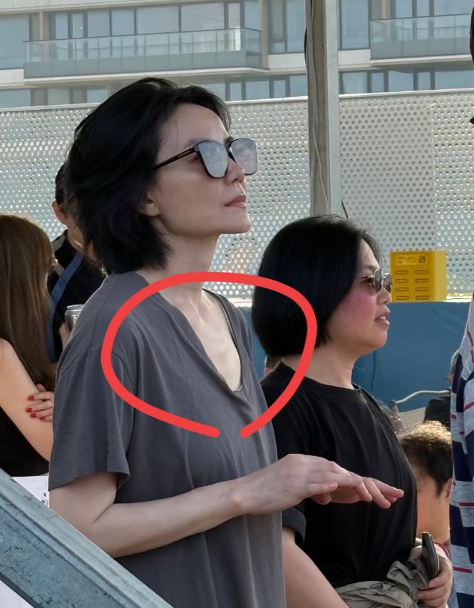 王菲这件T恤，领口都洗变形了。照片里她穿的那件，明显是洗过很多次的那种——领口