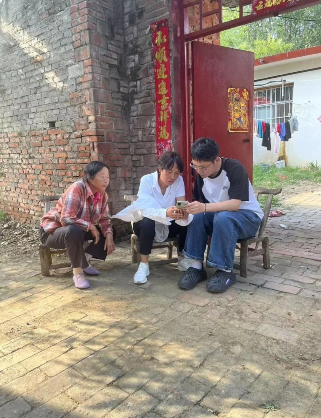 985毕业的儿子快愁死我了三年前儿子985毕业选择选调生下乡镇，现在天天不是在