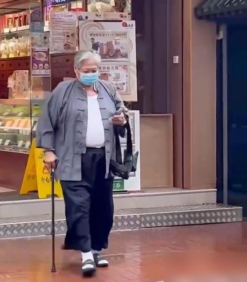 洪金宝现身西安,自己走进了西安的馆子!身边陪着的却是老伙计赵老,两人边走边聊