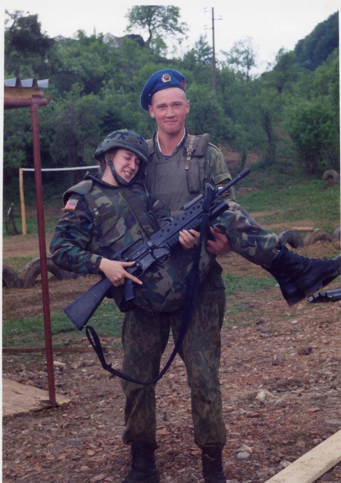 2005年，在开展于德国的“托尔高2005”联合军演中，一名美军士兵和俄罗斯空降