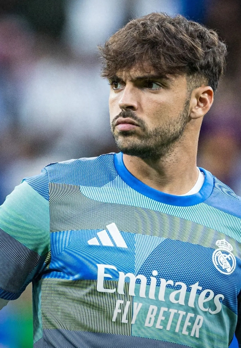 皇马的后卫线为什么那么容易大伤？第一，是轮换的问题，阵容单薄，出成绩的赛季，