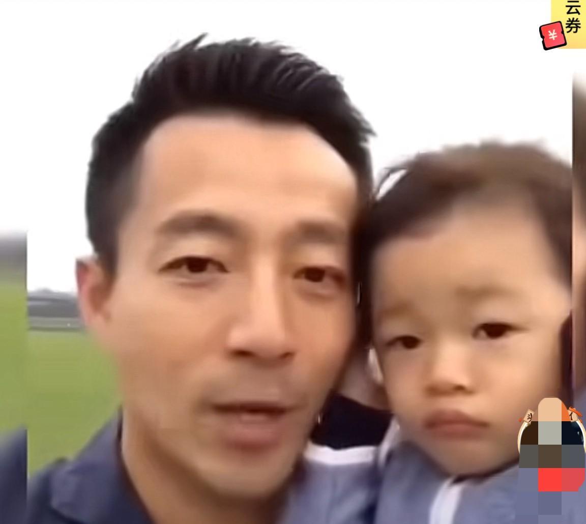 我发现一件事。玥儿打小就黏妈妈，话都说不利索的时候就只会念叨：妈妈呢？妈妈呢