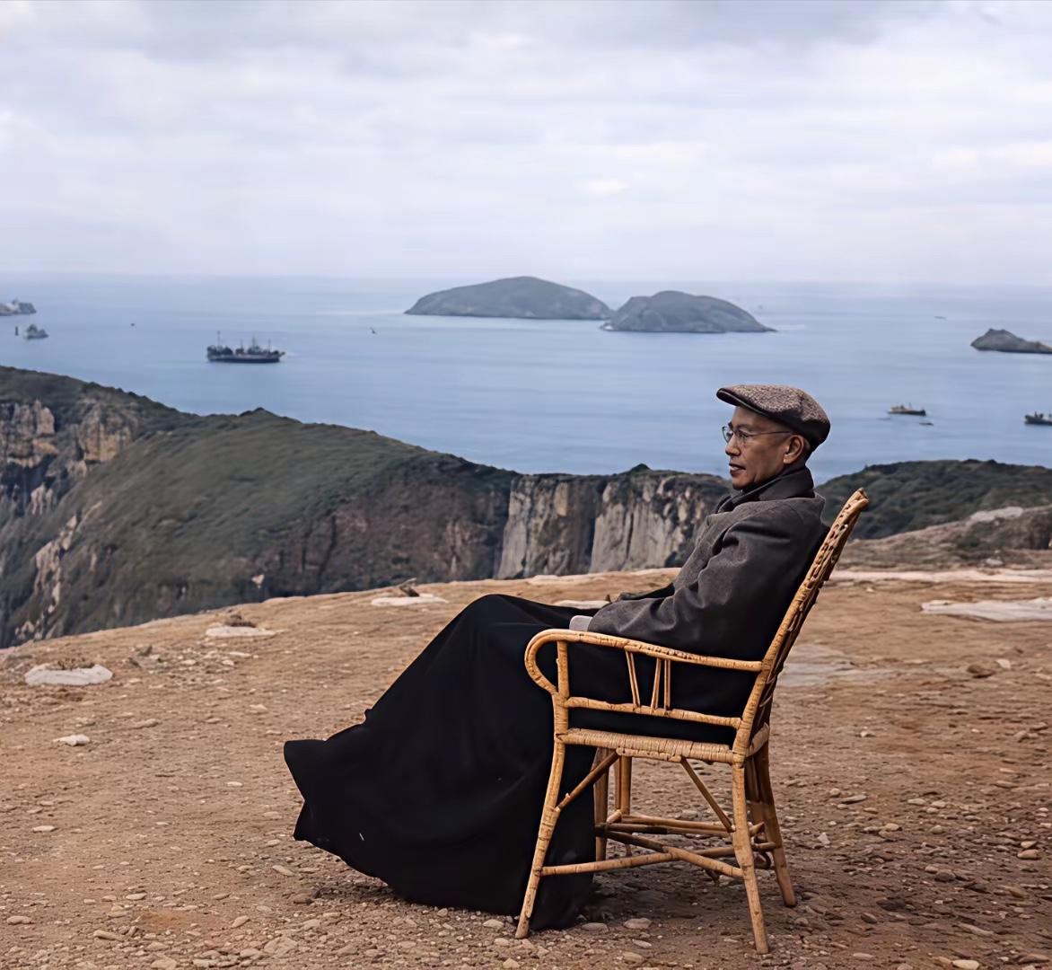 1954年5月7日，台湾蒋介石和随行人员来到浙江大陈岛，他思念家乡又回不去，坐在