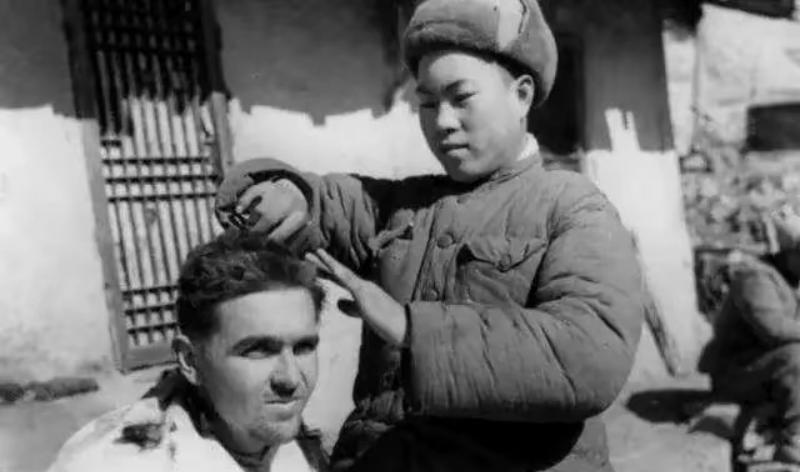 1950年，一个美国士兵被中国志愿军俘虏，士兵凶狠地说：“快把我处死吧”，可看到