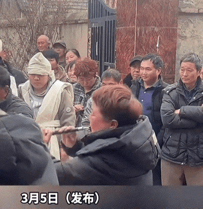 看泪目了。河南，一女子的好朋友去世了，女子来到朋友葬礼现场时，竟直接拿起唢呐，向